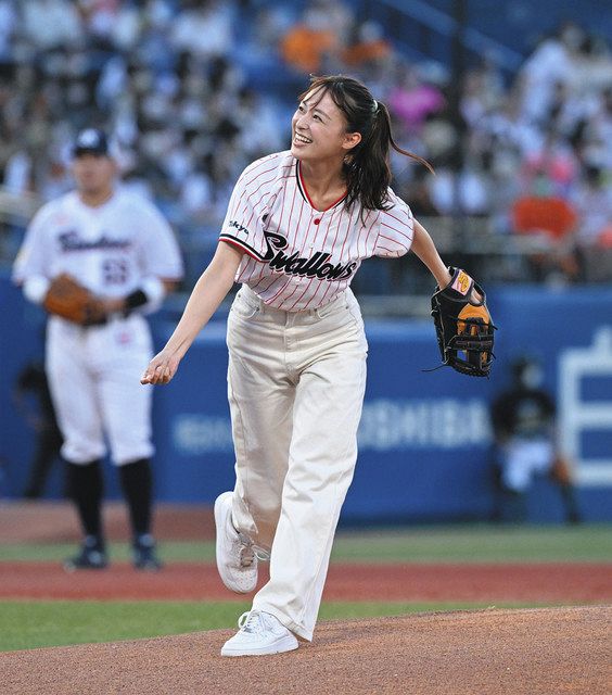 始球式で投球する女優の鈴木美羽
