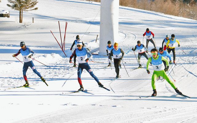 一斉にスタートする選手たち＝王滝村の御嶽スキー場で

