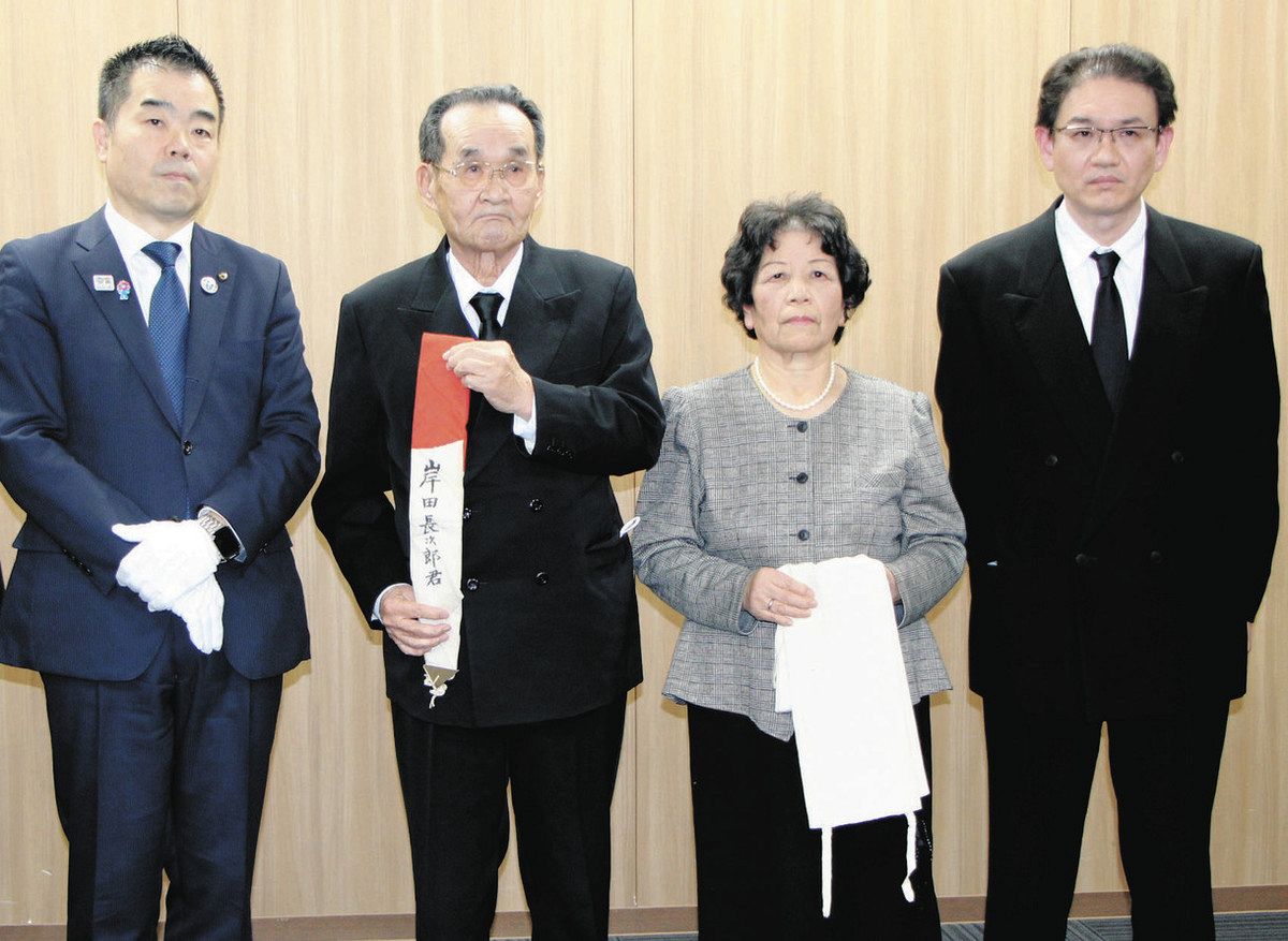 三日月知事（左）から遺留品を受け取った岸田さん（左から2人目）ら遺族＝大津市で