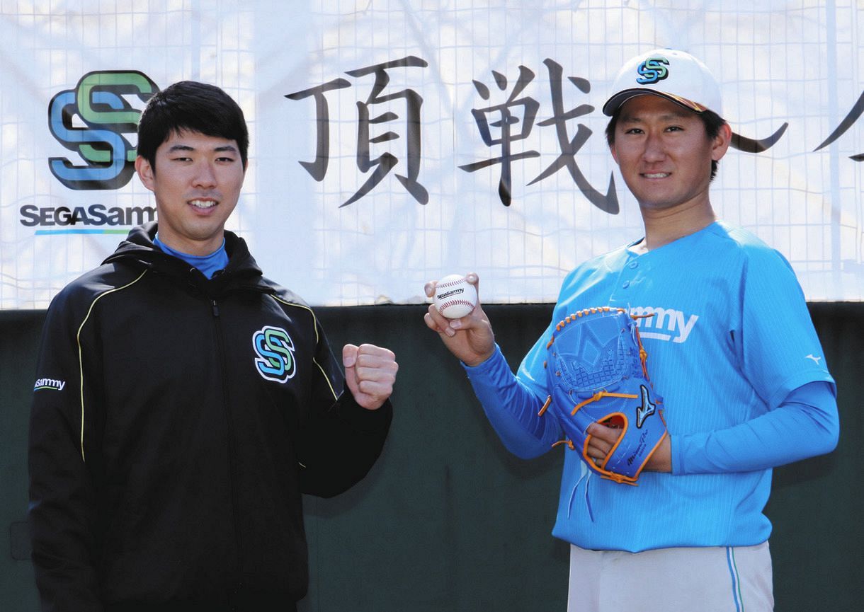セガサミー野球部に加わった舘和弥投手（右）、斎藤裕昭マネジャー