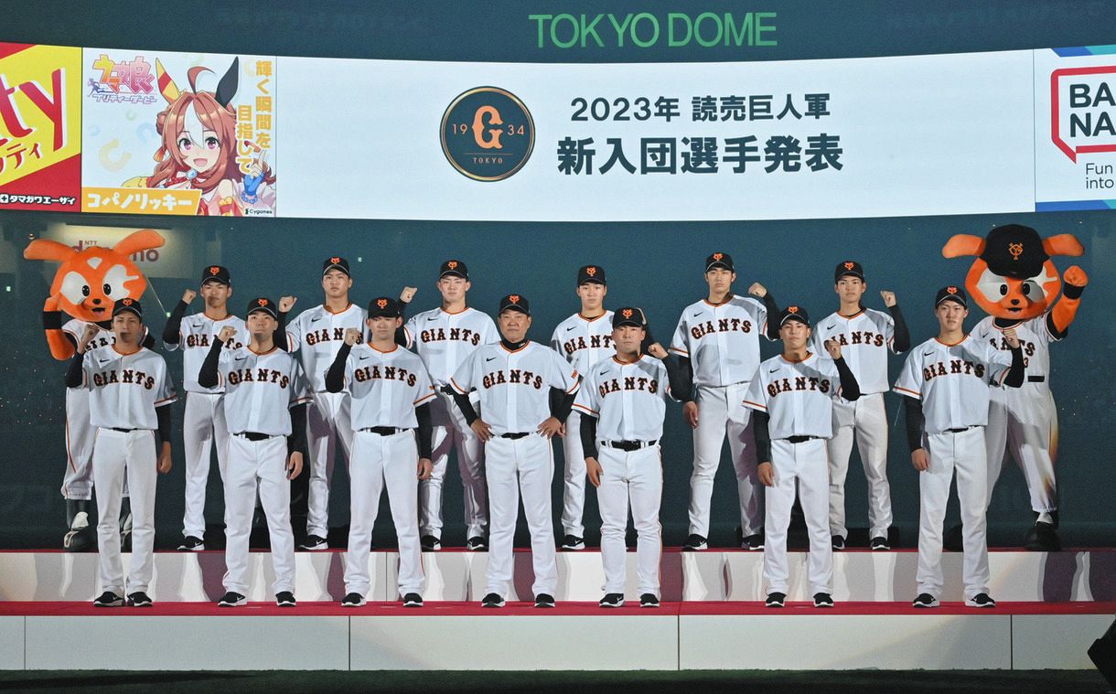 新入団発表に登場した（前列左３人目から）萩尾、原監督、浅野、門脇と育成選手