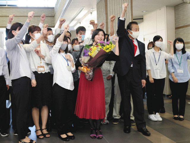 加賀温泉郷観光大使としての決意を込め、市職員らと記念撮影する加賀楓さん＝加賀市役所で
