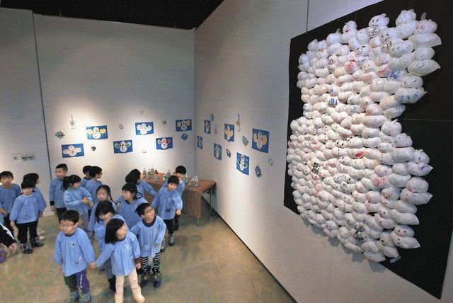 ビニール袋などで表現した雪だるまに見入る園児ら＝いずれも福井市美術館で（山田陽撮影）
