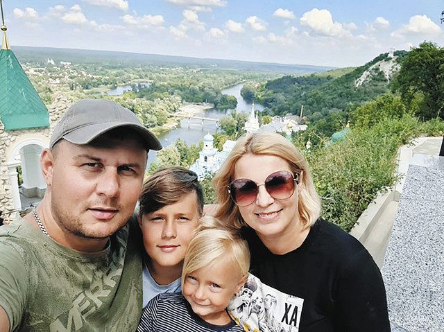 平和だった頃のウクライナ・ドネツク州で、家族と写真に納まるディミトロ・ストロミンさん（左端）＝本人提供