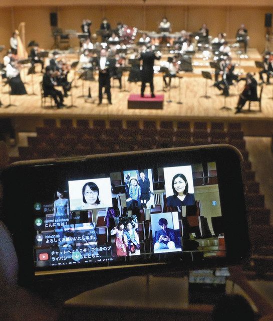 自宅からオンラインで歌声を届け、オーケストラと共演する参加型合唱イベント=名古屋・栄の県芸術劇場コンサートホールで