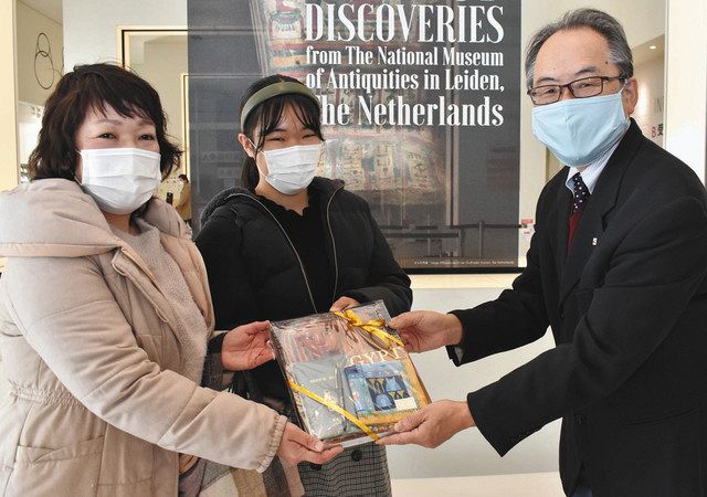 ３万人目の入場者となり、田中豊稲館長（右）から記念品を受け取る倉田幸子さん（左）と莉沙さん＝静岡市美術館で
