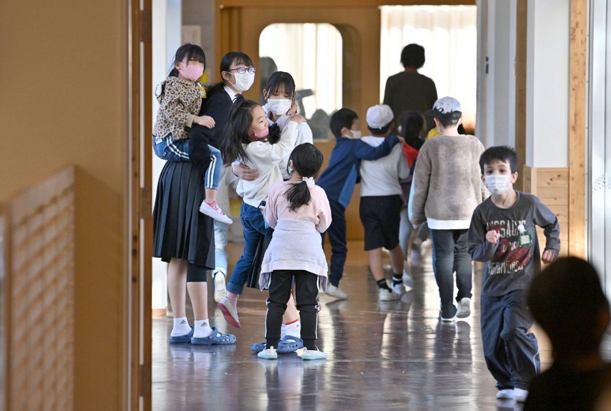 おんぶやだっこで触れ合っている児童生徒＝愛知県瀬戸市の「にじの丘学園」で