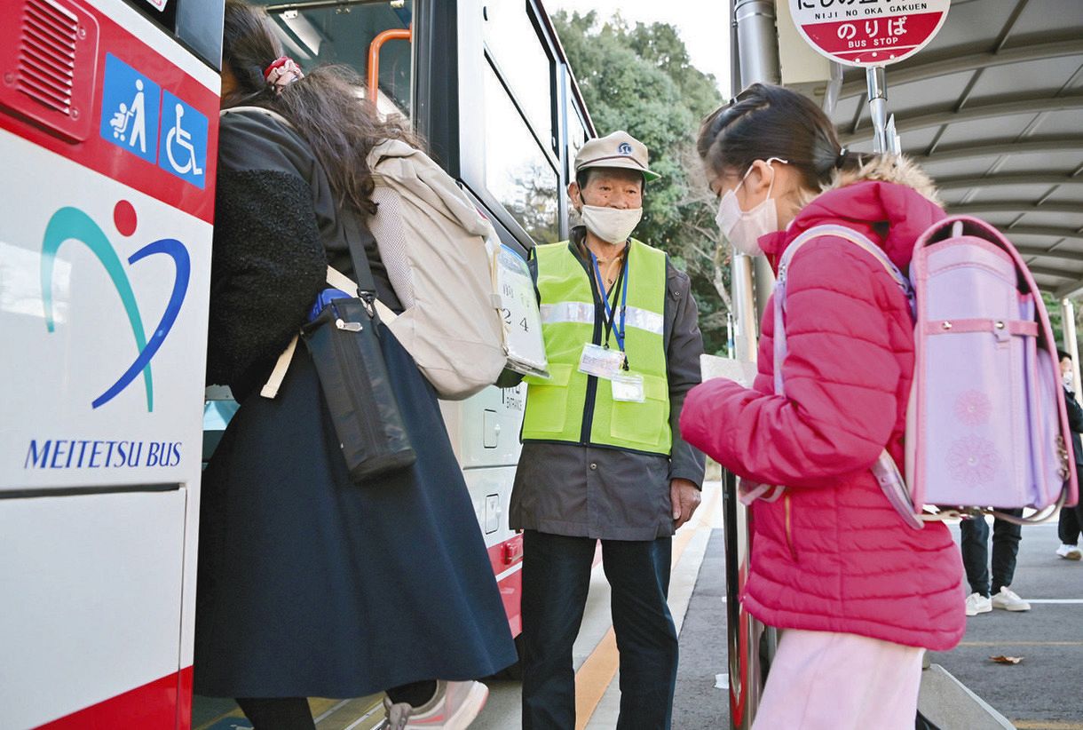 登下校に使う路線バスに乗り込む子どもたち。地域のシルバー人材センターの会員（中）も見守る＝愛知県瀬戸市で