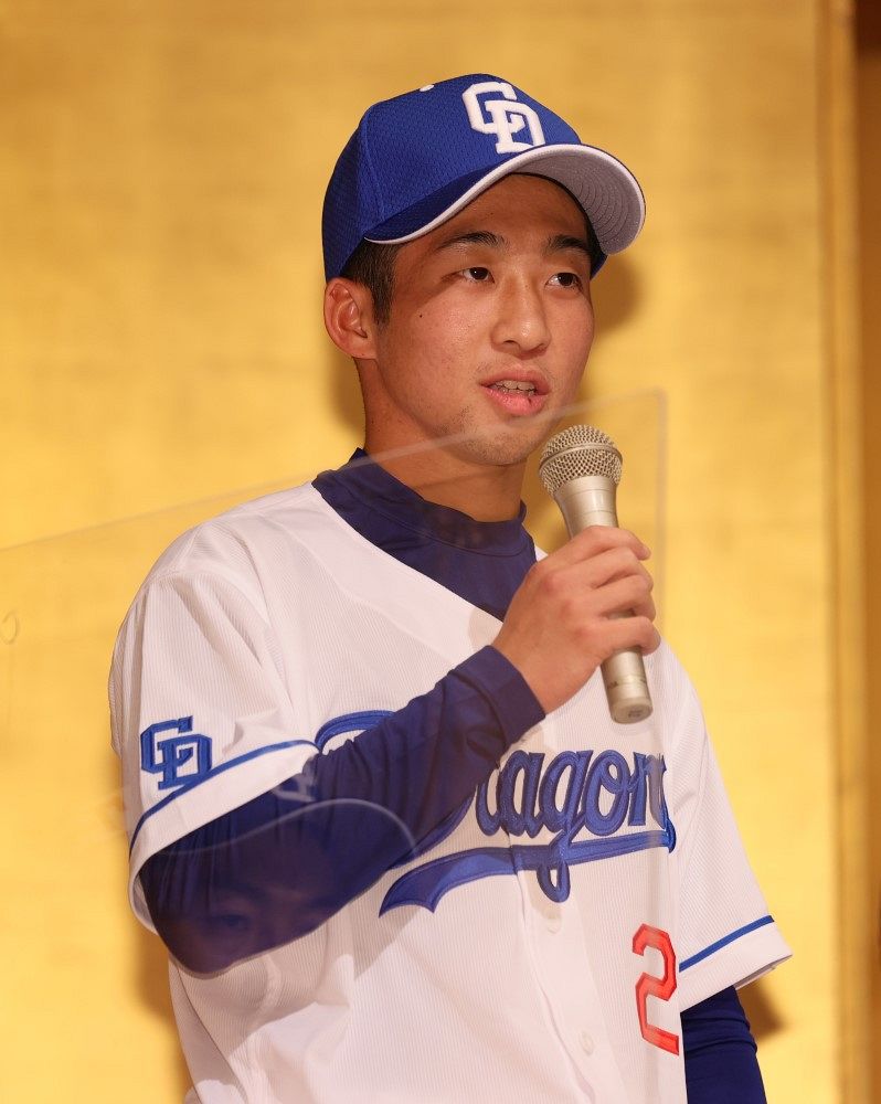 新入団発表であいさつする田中幹也内野手