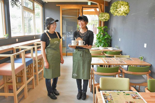 「人と人をつなぐカフェにしたい」と笑顔を見せる加藤さん（右）、冨居さん＝福井市のまあるカフェで
