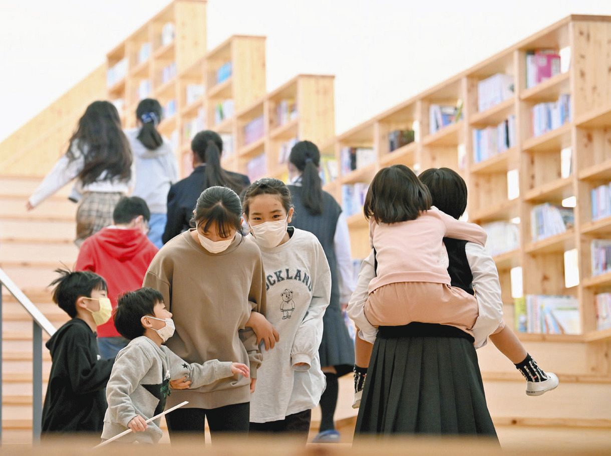 さまざまな学年の児童生徒が交流する、昼休み時間の「登り窯ステップ」＝愛知県瀬戸市の「にじの丘学園」で