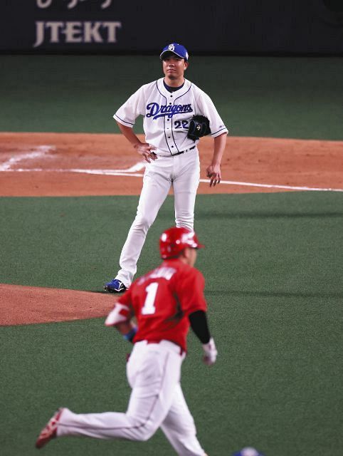 ４回表無死、大野雄は鈴木に２打席連続本塁打を浴び立ち尽くす