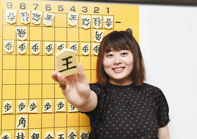プロの女流棋士になり、活躍を誓う田中沙紀さん＝金沢市泉野町のカルチャースクール石心で
