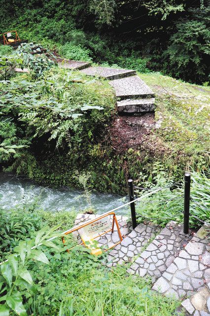 老朽化のため道明橋が撤去された散策路＝加賀市山中温泉河鹿町で
