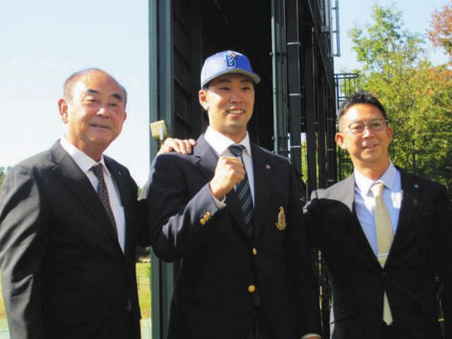 吉田顧問兼球団代表補佐（左）、八馬担当スカウト（右）からあいさつを受け意気込む入江
