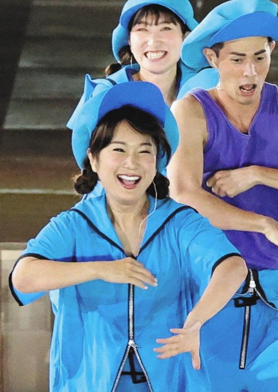 東京パラリンピックの開会式で踊るはるな愛さん（手前）