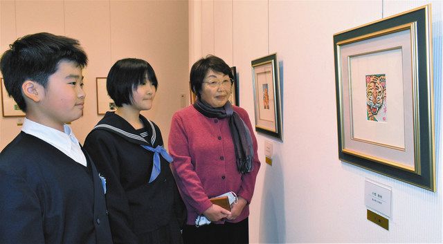 大賞作品を見る（右から）小西鈴枝さん、長井優奈さん、山本一輝君＝南砺市の福光美術館で

