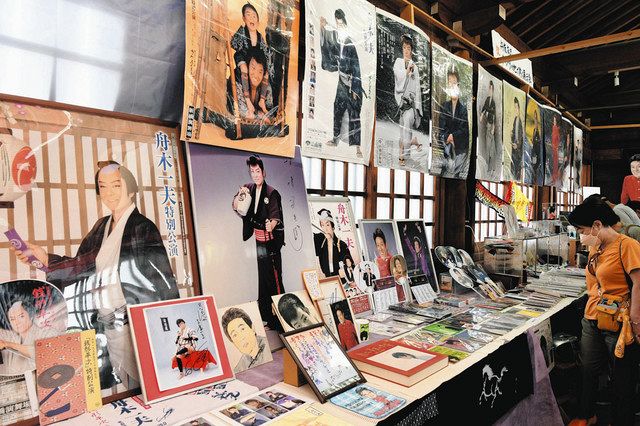 舟木さんのファンらが真清田神社楼門の部屋で９〜１０月に開催したグッズやポスターの展示会＝一宮市で
