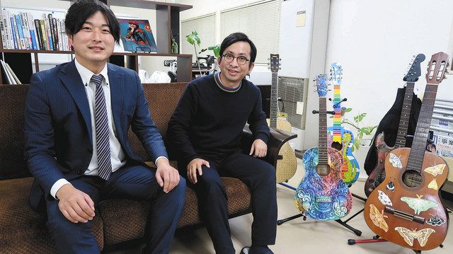 「ジャンクギター」の展示会を企画した西江顕治さん(右)と辻祐基さん。「コロナ禍で出展機会が減った作家の支援につながれば」と期待する=金沢市内で