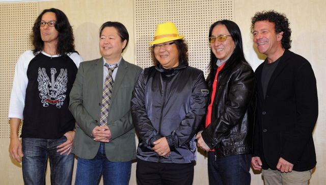 結成35周年ライブに臨む「ゴダイゴ」。（左2人目から）タケカワユキヒデ、ミッキー吉野、浅野孝已さん＝2011年11月