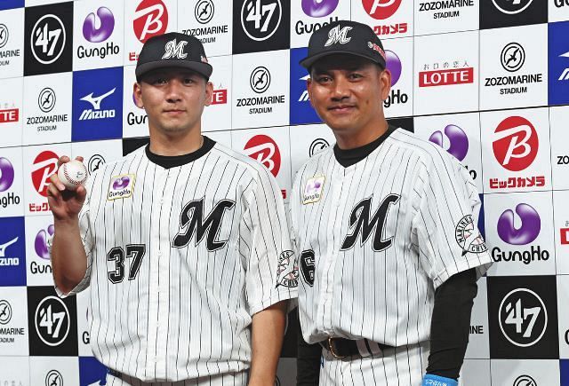 笑顔を見せる勝利投手の小野（左）と井口監督