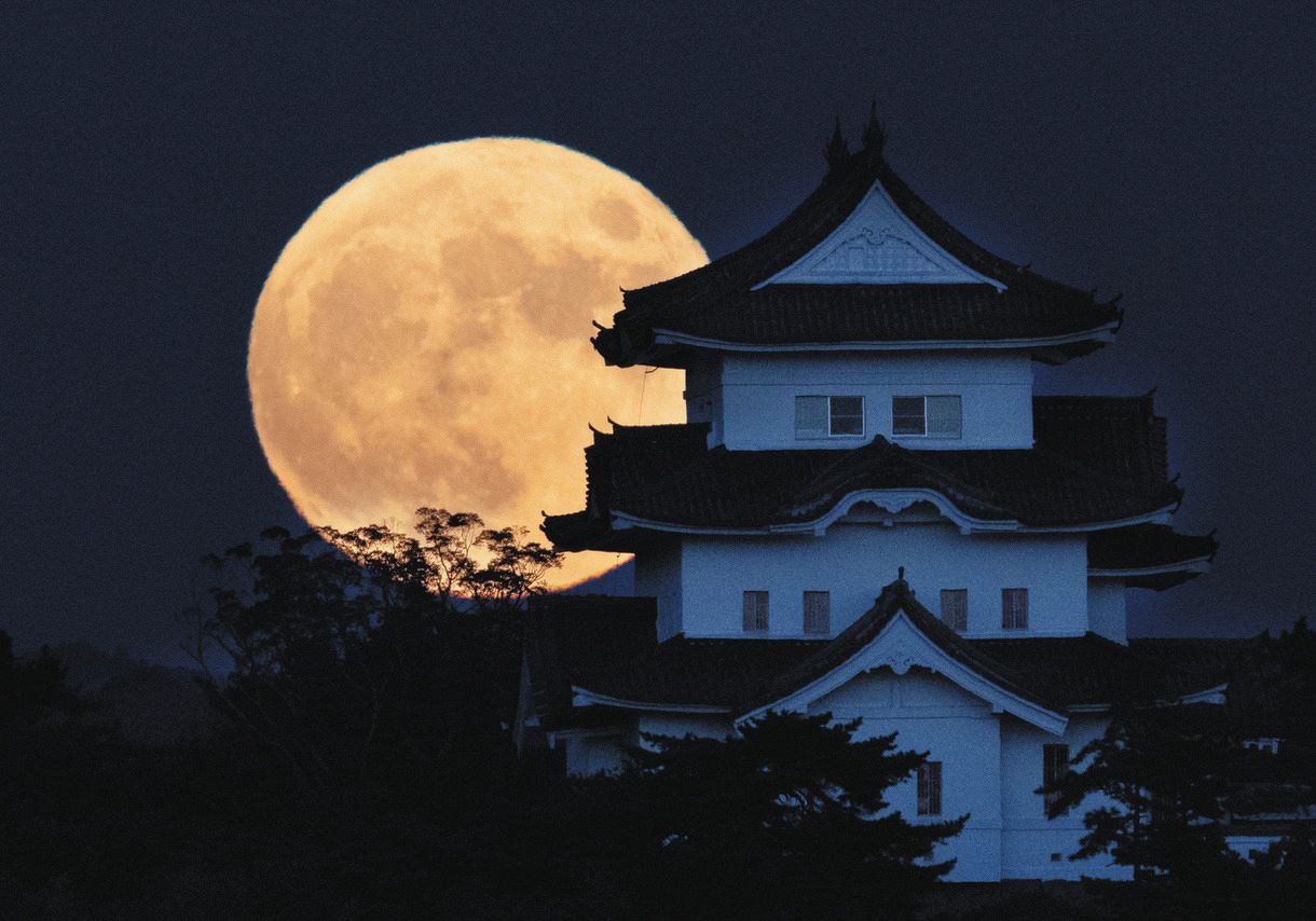 伊賀上野城の背後に浮かぶ中秋の名月