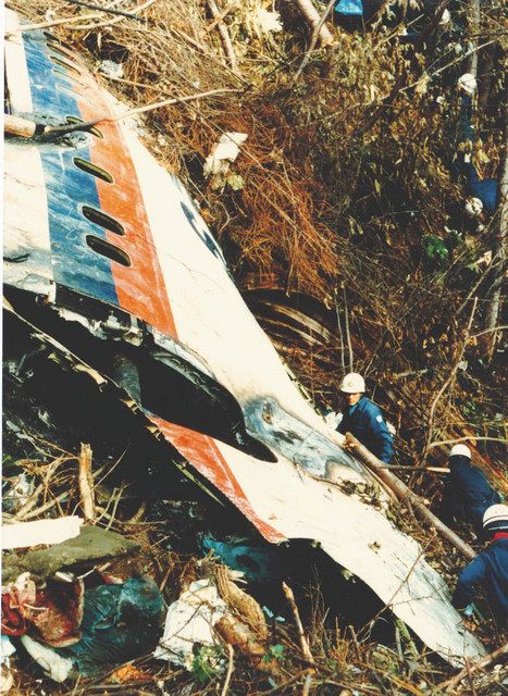 １９８５年８月、墜落現場で活動する隊員（静岡県警関係者提供）
