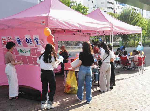 若い女性の悩みにも対応しようと開かれた「街角保健室☆ケアリングカフェ」＝名古屋市中区の若宮広場で
