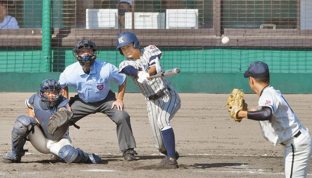 福井商−敦賀気比 5回裏敦賀気比2死二塁、前川の中前適時打で9−4とリードを広げる。投手広部、捕手伊藤=福井市の県営球場で(山田陽撮影)