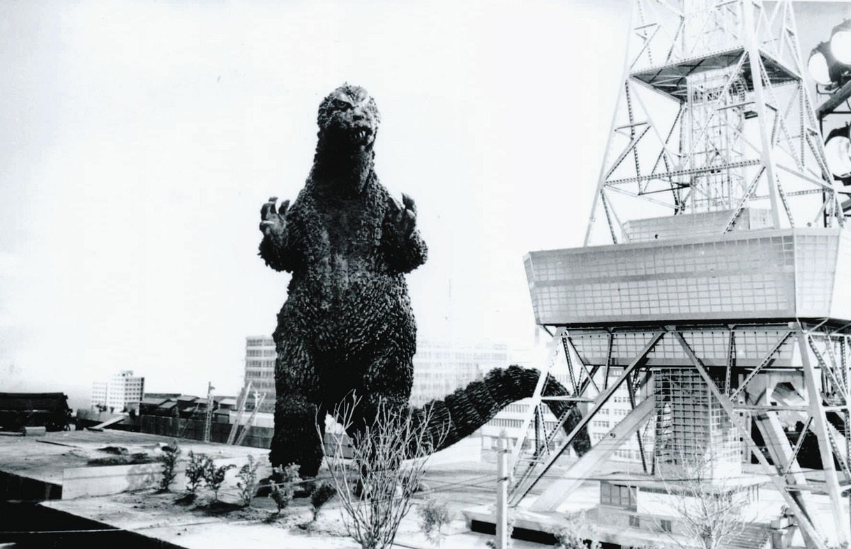 ゴジラが名古屋テレビ塔を倒す撮影シーン（「モスラ対ゴジラ」１９６４年（Ｃ）ＴＯＨＯ　ＣＯ．，ＬＴＤ．）