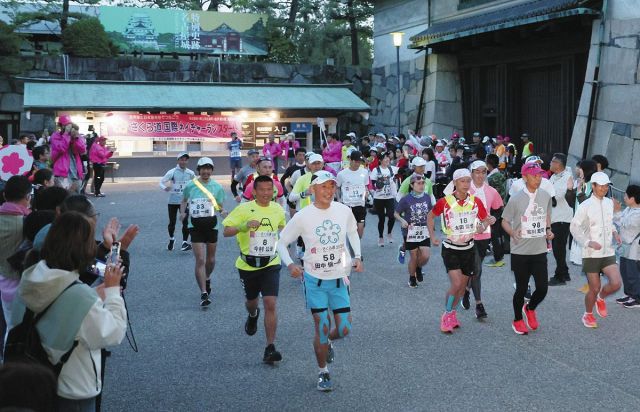 最後のさくら道国際ネイチャーラン名古屋城をスタート　ランナー100人、沿道に「ありがとう！」