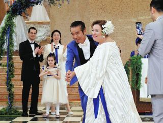 ◆桂由美さんが企画した結婚45周年のドレス姿を披露するキャシー中島と勝野洋【写真】