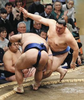 大の里、連勝ならず　右足首をひねったか、土俵上で気にするしぐさも…支度部屋では「大丈夫です」【大相撲夏場所】