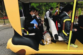 「ネコバス」一緒に乗れたワン！　盲導犬の乗車拒否問題受け、福祉関係者らが試乗会