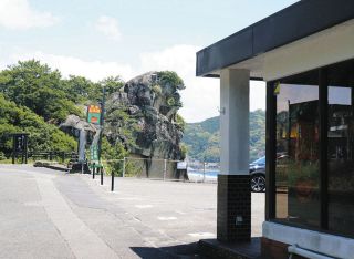 「ひとり占めしたい」獅子岩の前に週末限定の喫茶店オープン　熊野出身の女性、母の店名「とんぼ」継いで