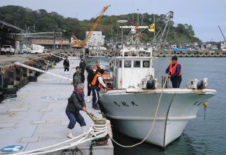 【石川】漁船移動 漁再開へ一歩　 輪島港 船着き場から仮設浮桟橋へ