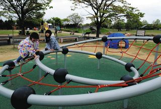 誰もが楽しめる遊び場どんどん　高岡、射水の公園に「インクルーシブ遊具」