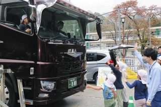 リニア工事車両に近づかないで！　阿智村とJR東海、清内路小で交通安全教室