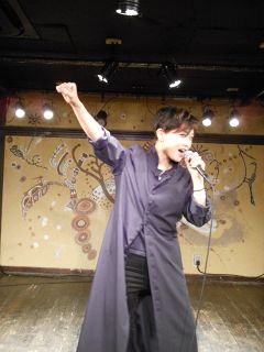 ボーカリスト・ゆあさみちるがライブコンベンションで新曲「遅咲きのＨＥＲＯ」熱唱、９月の東京でのライブ開催も発表