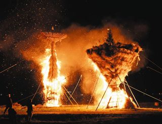 夜空焦がす大松明、豊作願う　竜王・小日吉神社一帯「弓削の火祭り」