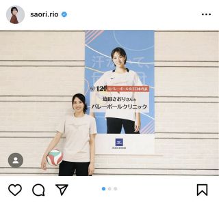 ◆迫田さおりさん、「完全に太ったね」等身大ポスターの前で同じポーズ【写真】