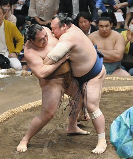 宝富士、竜電寄り切り1敗キープ　37歳ベテランは「前よりも相撲が楽しい」と笑み浮かべる【大相撲夏場所】