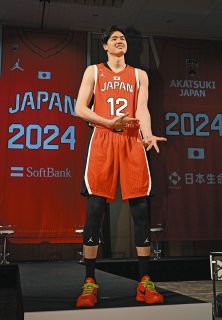 渡辺雄太、日本代表の新ユニホーム発表会見に登場「緊張感というか、身が引き締まる思い」【バスケット】