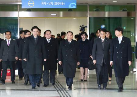 　韓国・坡州の南北出入事務所に到着した北朝鮮の金英哲朝鮮労働党副委員長（中央）ら＝２５日（韓国取材団・共同）