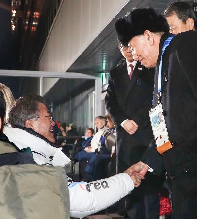 　２５日、平昌冬季五輪閉会式で握手する韓国の文在寅大統領（左）と北朝鮮の金英哲朝鮮労働党副委員長（聯合＝共同）
