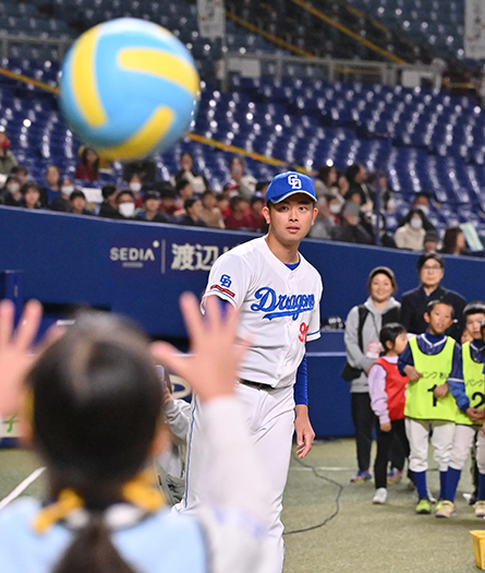 開会式でドッジボールを投げる中日ドラゴンズの松山晋也投手