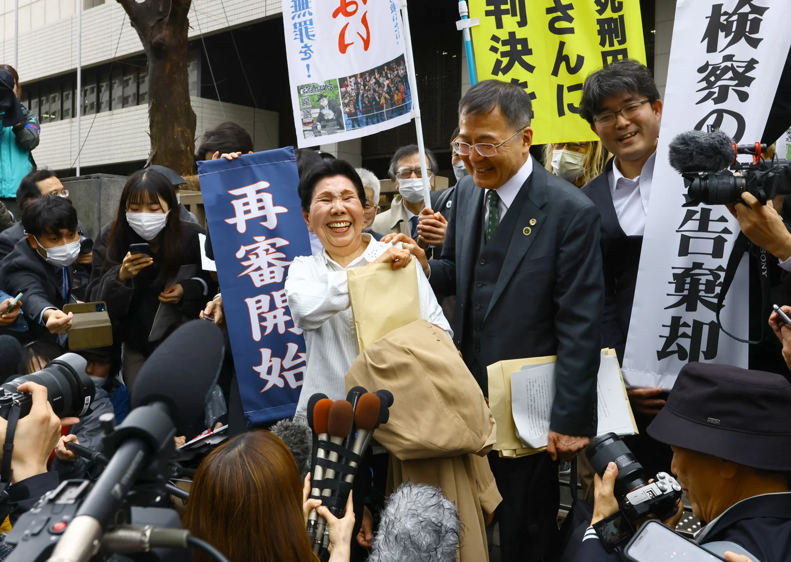 袴田巌さんの第２次再審請求の差し戻し審で、再審開始を認める決定を喜ぶ姉ひで子さんら