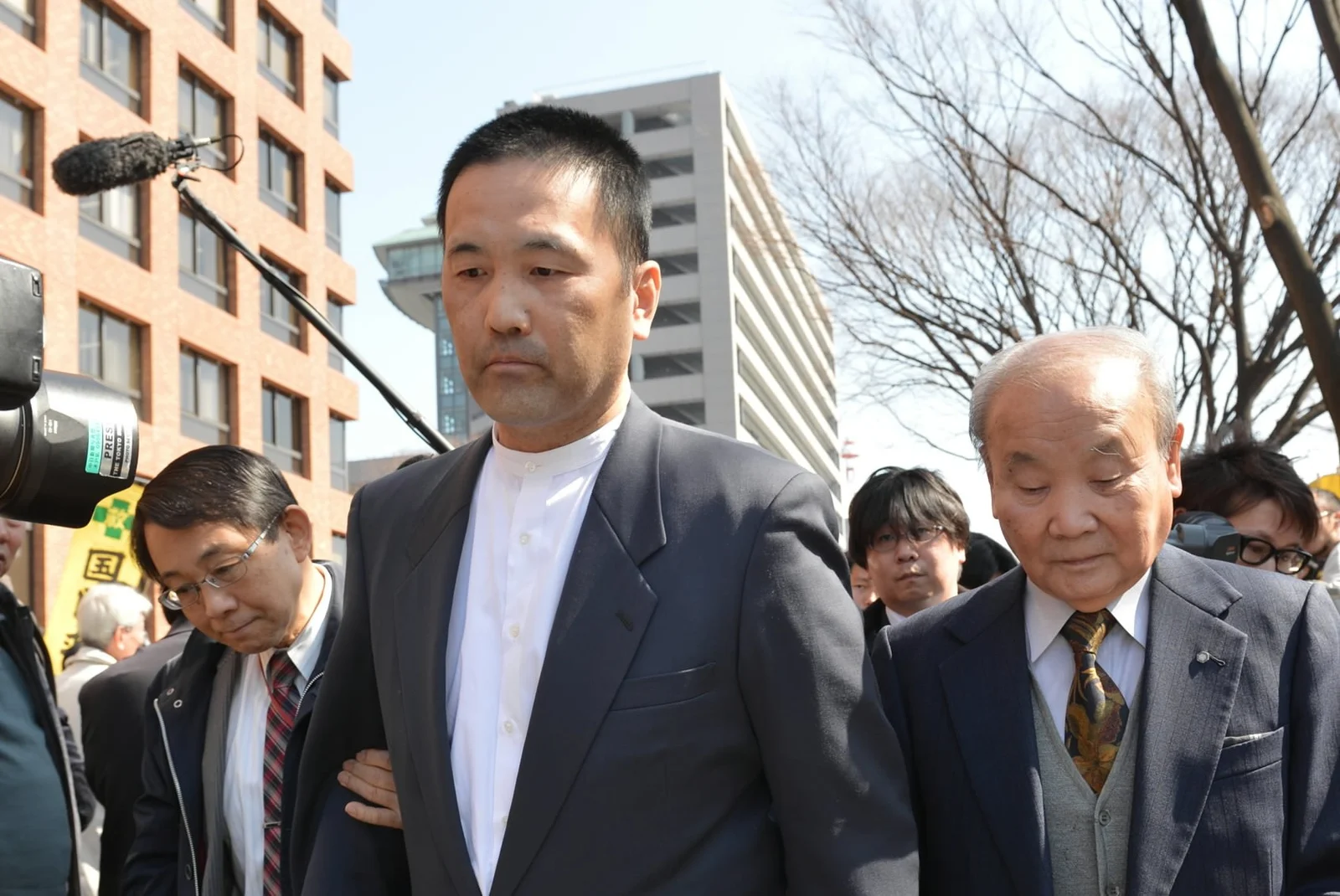 再審開始が取り消され、うつむきながら名古屋高裁を後にする前川彰司さんと父礼三さん
