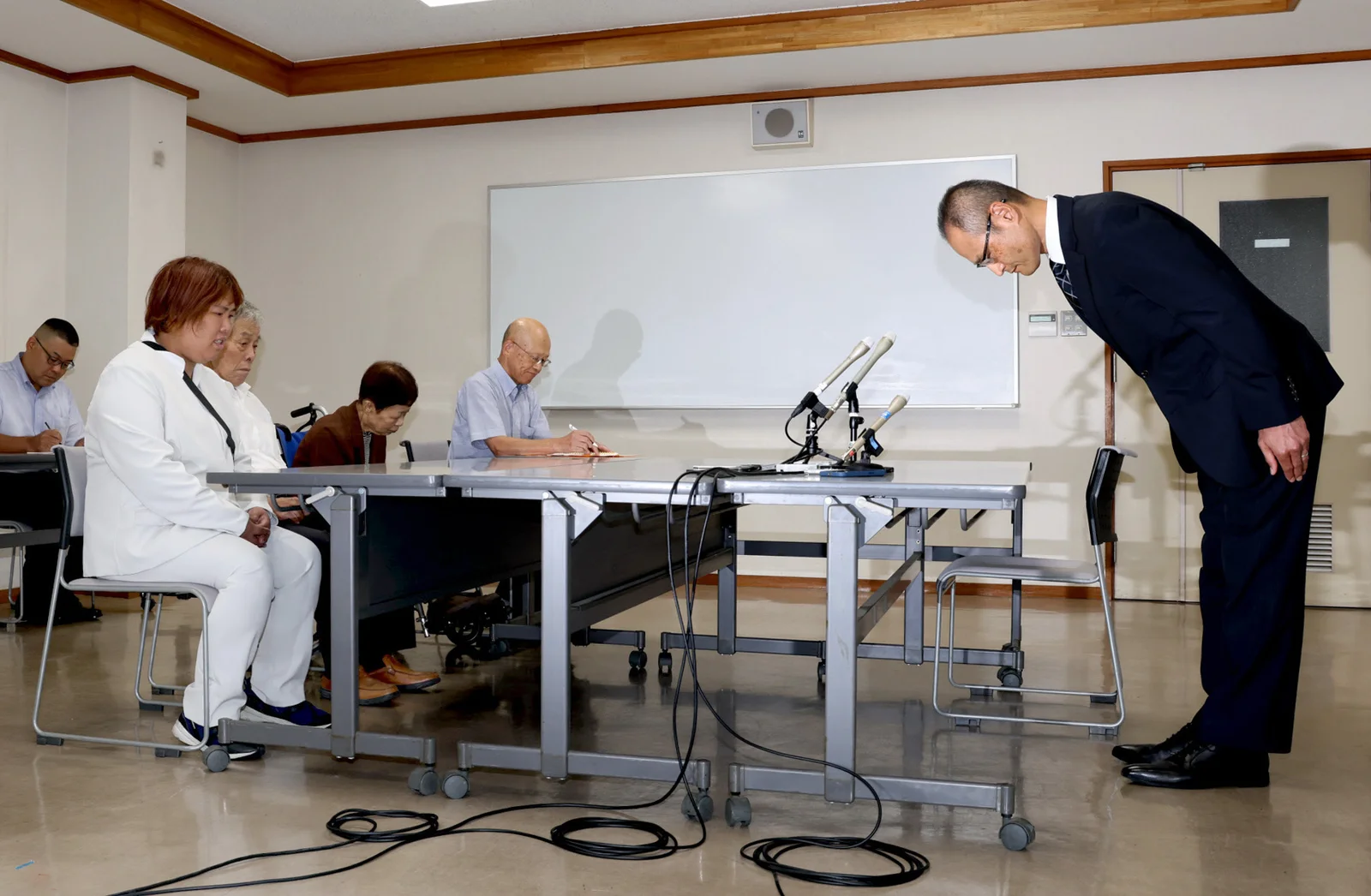 滋賀県警の池内久晃本部長から謝罪を受ける西山美香さん