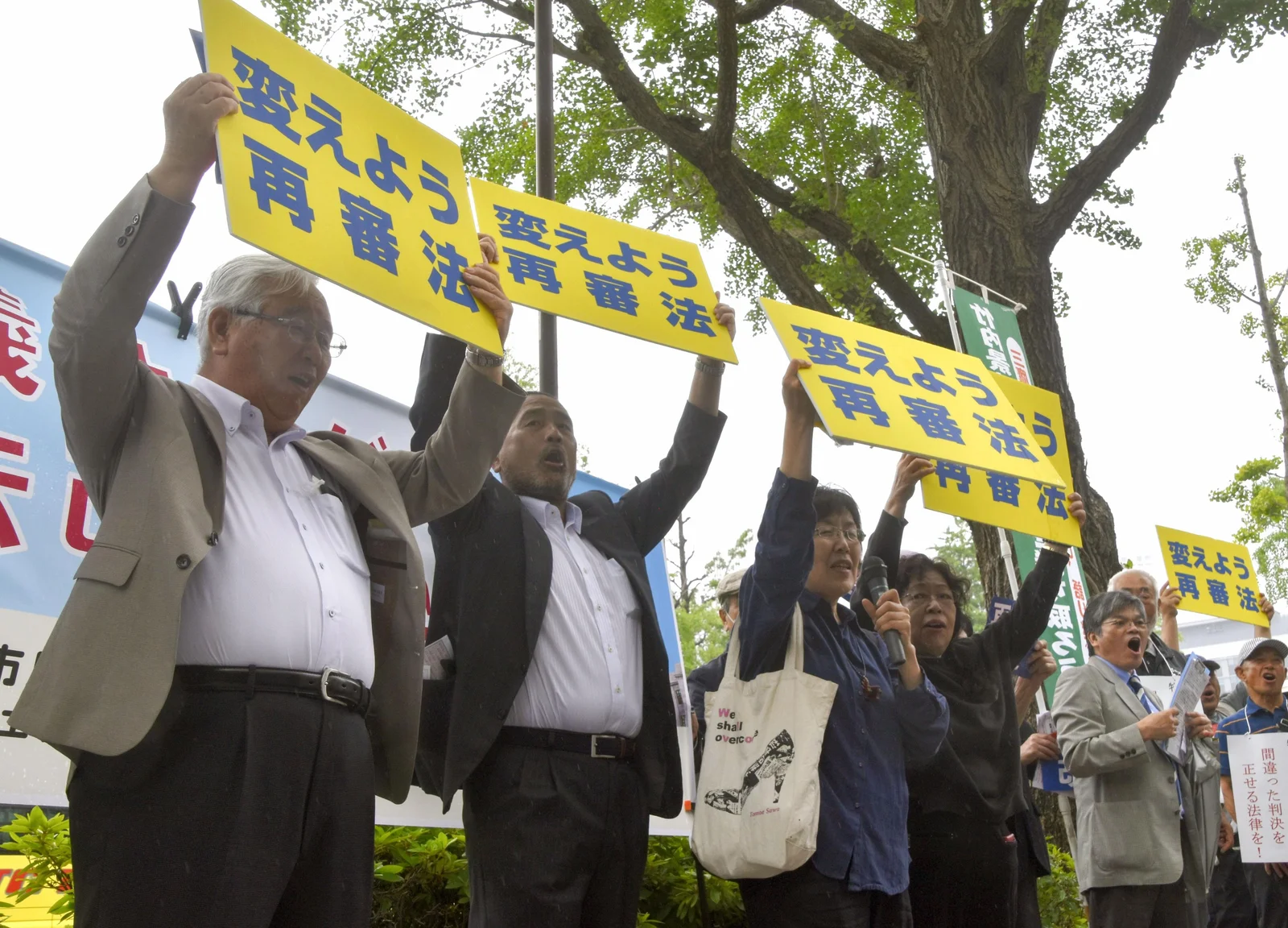 再審制度見直しを巡り、議員への要請活動に参加した阪原弘次さん、前川彰司さんら